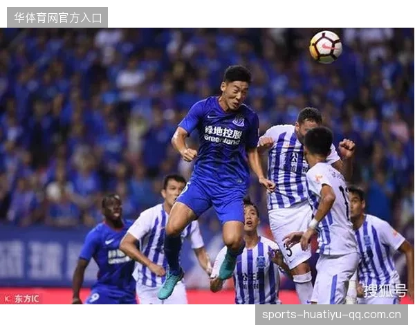 中场抢断后插上传中前锋头球破网夺三分