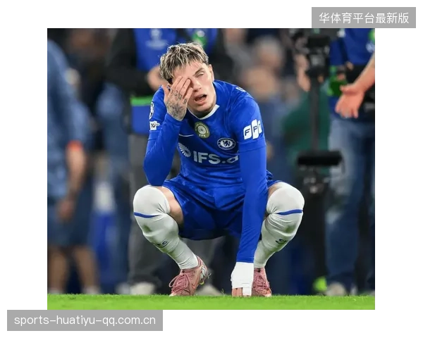曼联边路传中落点极佳，加纳乔头球顶偏——边线艺术与成长之路的对话