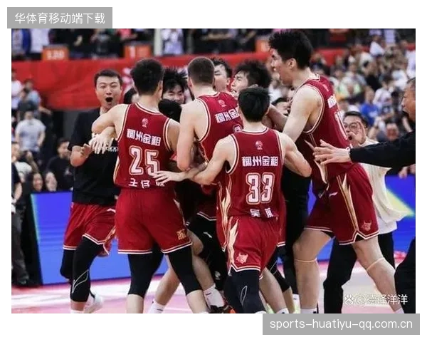 裁判判罚再成话题：球场风云背后的真相